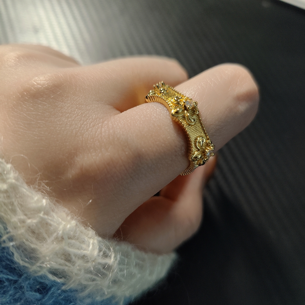Elegant Gold Floral Ring